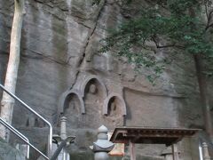 磨崖仏（まがいぶつ）
阿弥陀仏三尊が岩壁に彫られています。
真言を唱えると極楽往生ができるとも言われているそうです。