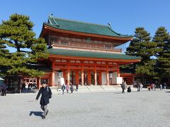 　11:44　平安神宮。入口にあたる応天門。