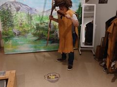 食後はなぜか「ナウマンゾウ博物館」へ。
ナウマンゾウってなぜか知ってるけど、学校で習ってるのかな。
夫曰くこれは明日の予習らしいんだけど、なんだろう？
とこの時は思っていました。
ナウマンゾウ以外にも野尻湖近辺で発掘された化石や石などの展示がありました。
古代人のコスプレも出来ます(笑)