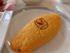 4月27日（土）晴れ

ホテルの部屋でなかなか眠れず、結局明け方までウダウダ。
韓国ドラマを3～4話観るはめに(笑)
しかもベッドじゃなくてソファーベッドで寝てしまい、
せっかく広い部屋に替えてもらってゆったりベッドだったのに、しくじった。
睡眠時間3時間ほどで、ろくに食事もとれないかと思いきや、
朝から焼きたてふんわりオムレツを出されては・・・食べるしかない。
ぐんまちゃんの焼印を押してもらいました。