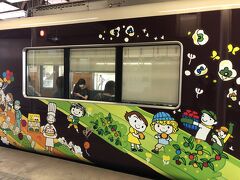 大阪城から神戸に移動しました。阪急電車のラッピングはSDGs
