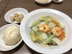 伊丹空港の551で、海鮮焼きそばと豚まんとエビしゅうまい