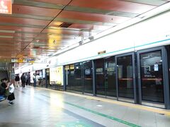 空港鉄道A'REXは仁川国際空港第２ターミナルからソウル駅まで５１分。

ソウル駅到着後、迷路のような駅構内を通り、まずは翌日の扶余（プヨ）までの市外バスチケットを購入すべく、６時２０分、漢江（ハンガン）の南にある南部バスターミナルを目指して、地下鉄４号線のホームへ。

※ソウル駅から南部バスターミナル駅は１回券で1,600ウォン＋デポジット500ウォン＝2,100ウォン（約250円）

早朝の地下鉄は若者が少なく、高齢者、特にジャージなどラフな格好の男性が目に付く感じですね。