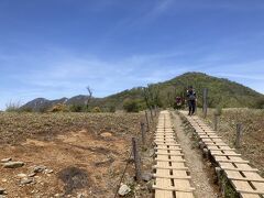 滑走路と呼ばれる木道の先には塔ノ岳が
その奥には丹沢山や蛭ヶ岳
