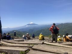 丹沢の山々の先には富士山ドーン
その奥には南アルプスや中央アルプスまで見えます。
