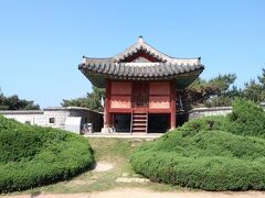 水原華城の西側の入口から北に向かって歩いて行き、まず見えてきたのは“西舗樓”（西舗楼）と呼ばれる建物。

“舗樓”（舗楼）とは、城壁の一部が外側に張り出した部分である“雉城”の上に建てられた木造の建物で、兵士たちが交代で見張りを行う詰所となっていたもの。

水原華城には、舗樓は東西南北に全部で５つあり、1796年8月18日に完成したとのことです。