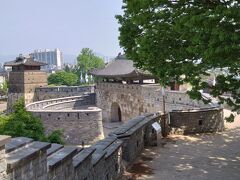 水原華城に入場して１時間ほどが経過した１０時１０分、城壁伝いに歩いていたら、本格的な城の入場口っぽいところにやってきました。

この門は“華西門”。

東西南北に４つある水原華城の大城門のうちの西側の大門にあたり、1795年7月21日から翌1月8日にかけて建設されたもの。

建設当時の姿がそのまま残されているそうで、扁額は初代水原華城留守であった蔡済恭が書いたものとのことです。