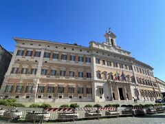 一度バスでホテルに戻り、妻と合流してからモンテチトーリオ宮殿へ。ベルニーニの設計で17世紀に完成。今はイタリアの代議院（下院）議事堂として使われています。