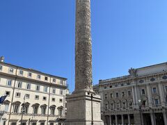 モンテチトーリオ宮殿から歩いてすぐの場所にあるのがコロンナ広場、現在のイタリアの首相官邸であるキージ宮殿前の広場です。ここにはマルクス・アウレリウスの記念柱があり、円柱に螺旋状のレリーフが施されているのが印象的。レリーフはマルコマンニ戦争の物語を描いたものとのこと。