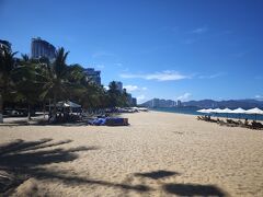 白い砂浜、青い海、高層ビルと素晴らしい風景。