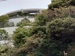 港から山の方を見ると、大塚美術館の裏側が見える。