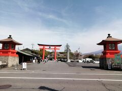 富士山本宮浅間大社到着。
見えるのは二之鳥居です。