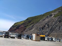 青ヶ島レンタカーの配車サービスで手配されたレンタカーを港にて
受け取り乗車。
レンタカーの手続きは返却直前にガソリンを入れるときに
行い、十一屋酒店にて支払い。
（青ヶ島レンタカー分はしまぽ払い出来た。十一屋酒店分は現金で
支払ったためしまぽ使用可能かどうかは不明）
