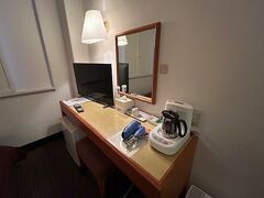 さるぼぼちゃんのおかげで転ばずに無事ホテルまで戻ってきましたー！
本日のお宿は「カントリーホテル高山」
うんうん、デスク付で良い感じだねえ。