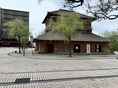 お風呂から上がりまだ時間があったので外に出てみました
余り人がいずひっそりとしています
この建物は山代温泉にある2つの公衆浴場のうちの1つ、「古総湯」