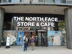 明洞の街並みを散策しながら、ノースフェイスに来ました。
地下鉄４号線・明洞駅すぐ北側のビルにあります。