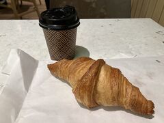 早起きして、ホテルを出発してブリュッセル中央駅へ。サクサクのクロワッサンとコーヒーで朝ごはん。7:38発の列車に乗ります。