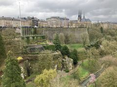 渓谷の向こう側におとぎの世界の風景が広がっています。