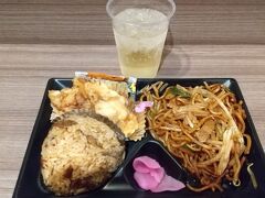 夕ご飯は、別府駅前で購入したお弁当。
とり天、日田焼きそば、鶏めしという、大分B級グルメ弁当。すごく美味しかった！
アルコールはスーパーホテルのウェルカムドリンクで☆