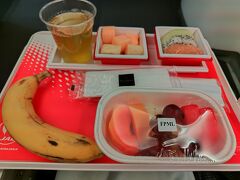 帰国便もフルーツプレートにしました。
こんなに食べられないよっ。

飛行機は定刻に関西空港に到着。
帰国便から降りた乗客が口々に、「わーーー涼しい」って声に出すぐらい、今回のバンコクは暑かったのでした。
でもすごく楽しかった。またすぐにでも再訪したいです！