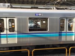 5:55の中野駅にて　東京メトロ東西線が東陽町行きとなっていました。