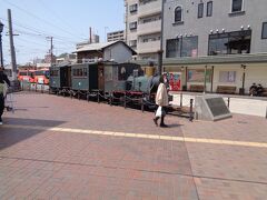 駅前に坊ちゃん列車が展示されていました．夏目漱石の小説に出てくるように，ともて小さな列車でした．