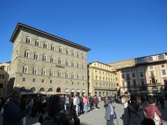 「ヴェッキオ宮殿」向かいの建物は「アレッティ銀行（Banca Aletti & C.）」らしい・・
他にも色々見所ある広場でしたが、ガイドさんの説明の輪から逸脱することができなかったし、再訪だし、撮り損ない多数・・