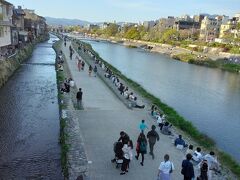 夕方、鴨川のあたりをブラブラと…
大昔から川べりにはカップルが座っています。
昔は3メートルごとでしたけれど、今は50㎝ごとに座ってるかな？