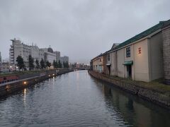 おなじみの小樽運河。
小雨交じりで寒いので手袋してました