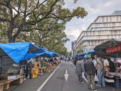 午前6時頃から午後3時頃まで毎週日曜日に開催されている「日曜市」へ。６時頃から…とのことでしたが、実際には一斉スタートというワケではなく、日の出の頃から各々準備を始めて整ったら…って感じっぽいです（笑）

そんなんで、まだまだ準備中のところが多かったです（笑）