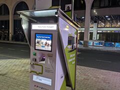 23時
マルタ空港に着きました。

バスのチケット券売機は外でした。