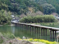 桂浜公園を後にして、「名越屋沈下橋」へ

沈下橋は、増水時に川に沈んでしまうように設計された欄干のない橋のことです。高知県には多数の沈下橋があり、観光名所にもなっています。
有名な沈下橋には、駐車場スペースがあるところが多かったです。
