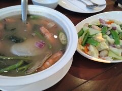 １日目の夕食はホテルの近くのレストランで。

フィリピン風の酸っぱい海老入りスープは器が大きかったです。これで一人前？