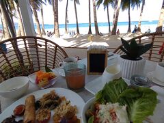 ２日目の朝食はホテルに併設されたカフェにて。

ホワイトビーチを見ながら屋外で食べる朝食は格別です。