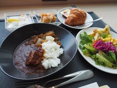 チェックインしたら、JALサクララウンジへ。