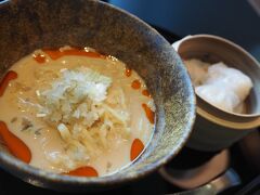 続いて、キャセイパシフィック航空のラウンジへ。

ヌードルバーでは担々麺をオーダー。