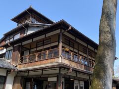 下鴨神社から出町柳駅に向かう途中にある「旧三井家下鴨別邸」に寄りました。
以前から気になっていたのですが、入ったことがなかったのです。