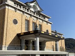 15:00頃、地下鉄で次の目的地、京セラ美術館に到着！

素敵な建物です。