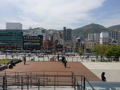 　釜山港から釜山駅へ歩き、駅舎の表口にあるデッキへ出てきました。韓国第２の都市とは思えぬ雑多な駅前と、そこに迫る山を見ていると、釜山にいることを実感します。
　デッキには「釜山ユーラシアプラットホーム」という愛称が付けられていて、はるかヨーロッパへの玄関口…に、なればいいな。
