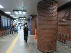 　一方で駅内には、80年代の地下鉄開通時のままのレンガ調の壁面が残っています。はじめて韓国の地を踏んだ1999年から変わらぬ風景に、どこかほっとしました。