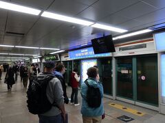 　明日の順天行きに備え、今日は釜山泊まり。身軽な一人旅なので、釜山の気になっていた場所を一気に巡りましょう。
　まずは地下鉄に乗って…
