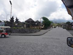 ウブドからブサキ寺院までgrabで移動(Rp405,820)

バリで最大の寺院だけあって、立派なコンクリート造りの駐車場で、日本のショッピングセンターの駐車場のようでした。

入場料はガイド代も含めてRp150,000です。ガイドブックに掲載されているよりもかなり値上がりしています。

チケット売り場から入口まで電気自動車で移動します。

道沿いにはたくさんの寺院があります。日本の神社でいう摂社、末社に当たるものでしょうか。