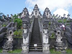 ブサキ寺院まで乗せてもらったタクシーと交渉して、ランプヤン寺院、ウブドまででRp500.000-で車に乗せてもらいます

駐車場からチケット売り場まで、ツーリストバスで移動します（Rp.45,000）。歩いている人もいましたが、１時間くらいのハイキングになります。

入場料はRp70,000です。