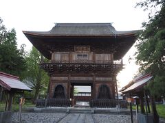 リンゴ公園の後は、津軽家の菩提寺　長勝寺を見学・・・。　立派な楼門です。