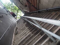（MTR）尖沙咀 ⇒ 中環

というわけで、ホテルチェンジ。
中環は坂が多くて・・・この階段イヤだなーと思って避けようと思ったけど、ホテルはこの階段の上らしい。