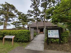 横浜八景島シーパラダイスに向かう前に，横浜市最南部の金沢湾を隔てて八景島に対面する野島に復元された初代内閣総理大臣伊藤博文の金沢別邸に行ってみる。
周囲の開放的な雰囲気の環境が素晴らしく，マイナーな穴場スポットなので連休中でも特別なイベントが無ければ入場待ちになるような混雑はなく，暫しほっこりできて重宝だ。