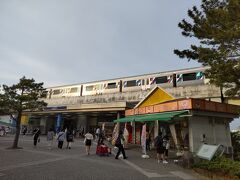 金沢八景駅行きの列車が到着。全列車5両編成。軌道の側面から給電する仕組みなので空中架線は設置されてなくすっきりしている。
八景島駅は八景島内ではなく，八景大橋を渡って入島(入場)する。
なお，右手の絶妙な配置のスイーツショップからの甘い香りに誘引されるので，その気が無い時は近くを通っては行けません。但し，炎天下を歩く際は水分補給を忘れずに。八景島内には基本的に飲料の自販機の設置は少なく，探せなければ時には長蛇の列に並んで割高なサービスを利用することになるので注意。もっとも八景島は港湾施設の公園なので，何処かのように弁当や飲み物の持ち込みを禁止する措置はされていないのでご安心を。