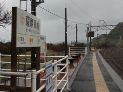 薩摩高城駅は海岸に近く、台風並の風と雨です。傘が壊れてしまいました。