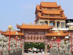 門を出ると、向かいには仏教寺院の護安宮（写真）が見えています。