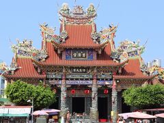 「左営慈済宮（写真）」は道教の医神が祀られています。龍虎塔の本殿にあたります。